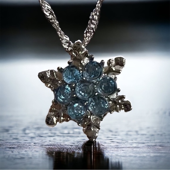 SNOWFLAKE CUBIC ZIRCONIUM PENDANT NECKLACE - Picture 2 of 4